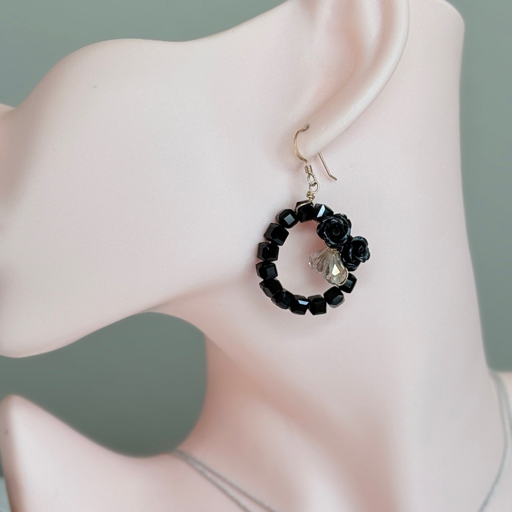 ⚜️ Elegant Black Beaded Earrings - Picture 3 of 10